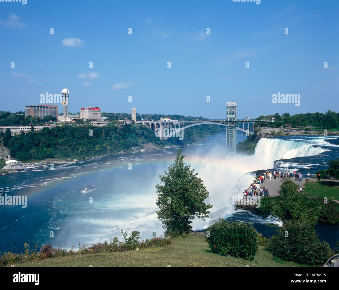 Vista da noi verso il lato Canadese, Niagara Falls, nello Stato di New York, Stati Uniti d'America Foto Stock