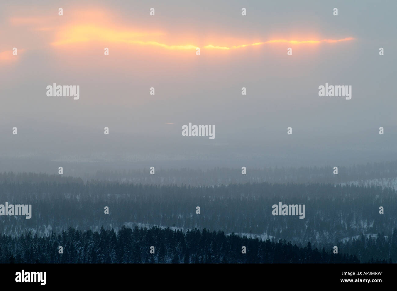 Rompendo la luce del sole attraverso il cielo Foto Stock