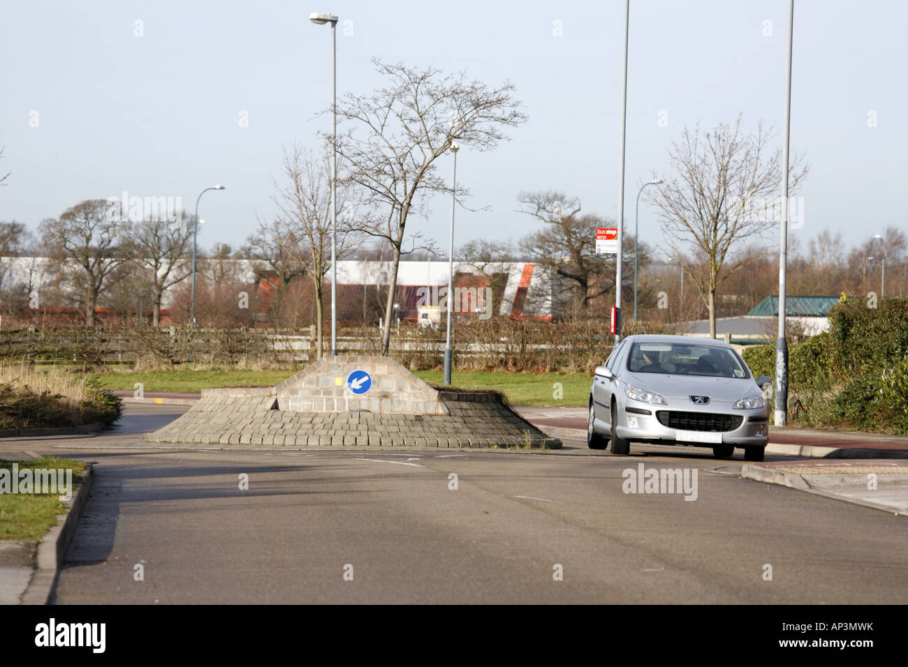 Moderazione del traffico di chicane su strada residenziale a Warwick, Inghilterra Foto Stock
