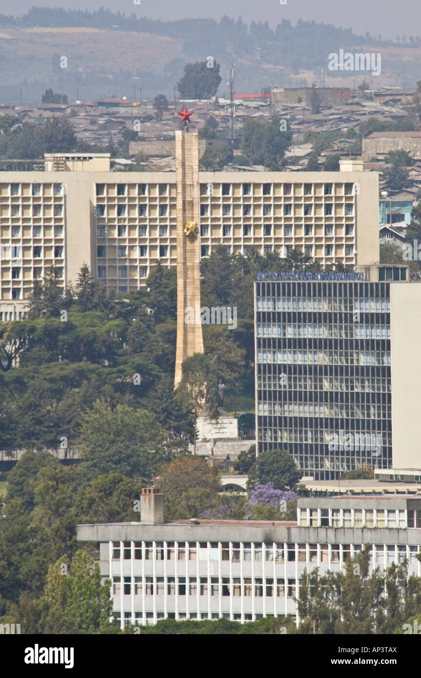 Il monumento Tiglachin o Derg monumento che si erge davanti all'ufficio postale di Addis Abeba. Foto Stock