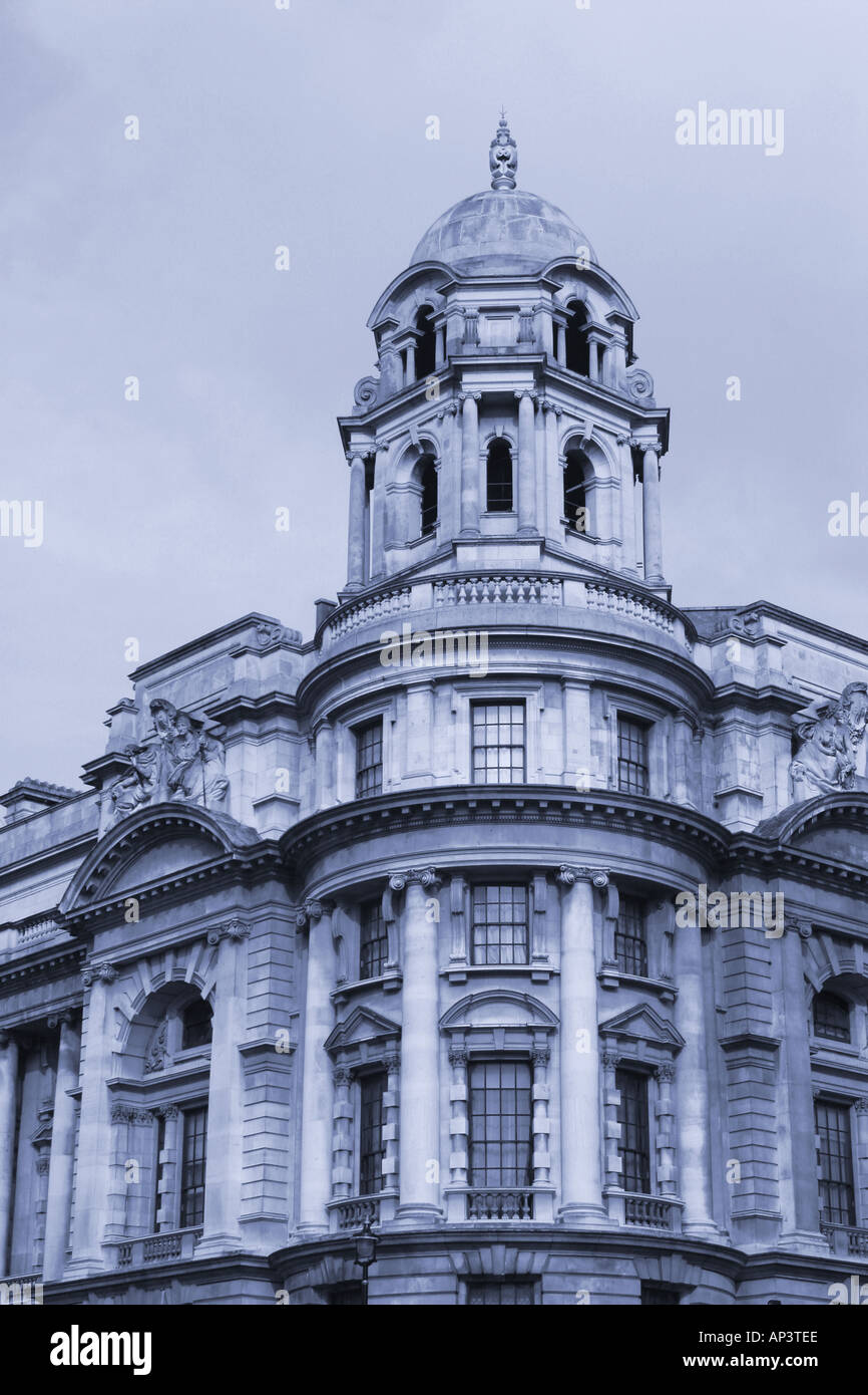 Angolo della vecchia guerra edificio per uffici, mostrando a cupola con facciata in pietra dettagli lavoro Foto Stock