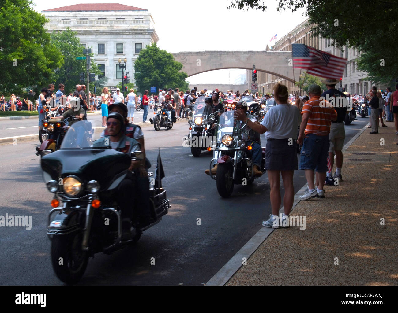 Gli orologi della folla motociclisti che partecipano in Rolling Thunder Parade Washington DC Stati Uniti America STATI UNITI D'AMERICA Foto Stock