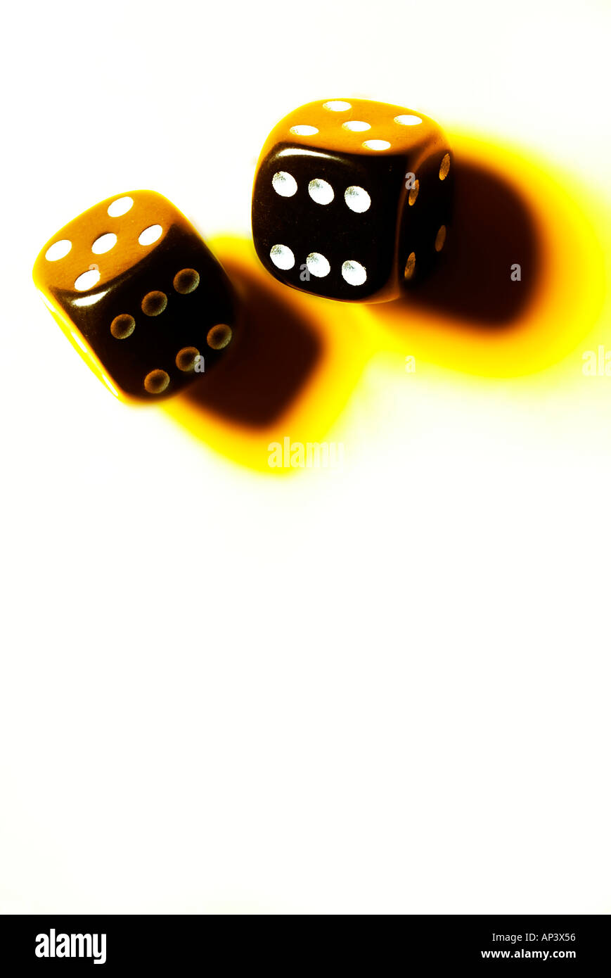 due dadi neri Foto Stock