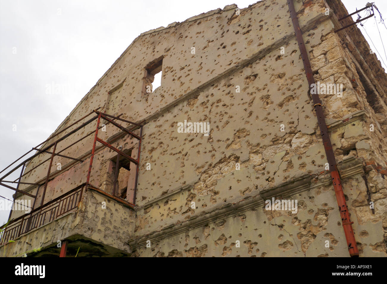 Bullet e shrapnel fori pepe le pareti di un edificio abbandonato a Mostar in Bosnia Erzegovina Foto Stock