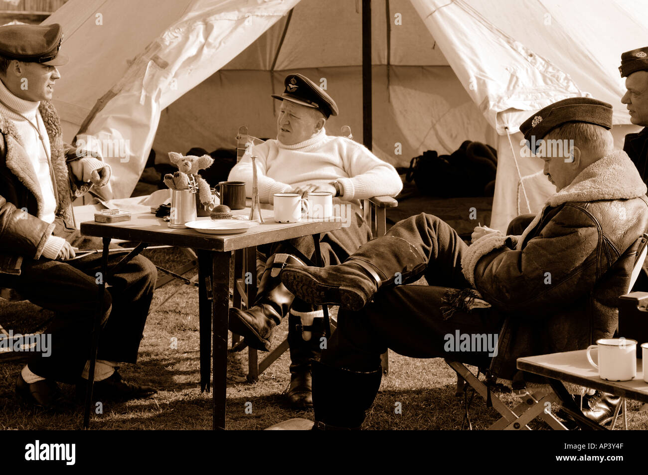 RAF durante la Seconda Guerra Mondiale piloti seduti intorno in attesa di scramble tonalità seppia Foto Stock
