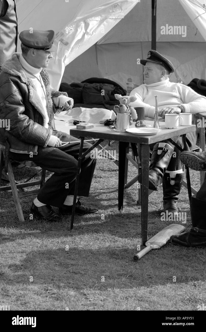 RAF durante la Seconda Guerra Mondiale piloti seduti intorno in attesa di codifica in bianco e nero Foto Stock
