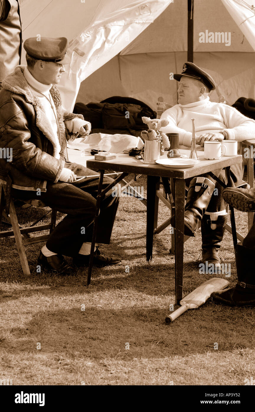 RAF durante la Seconda Guerra Mondiale piloti seduti intorno in attesa di scramble tonalità seppia Foto Stock