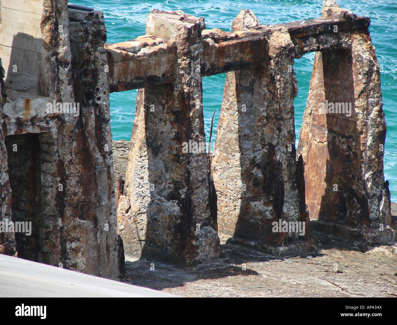 Vecchia struttura in calcestruzzo, la spiaggia di Copacabana, Rio de Janeiro, Brasile Foto Stock