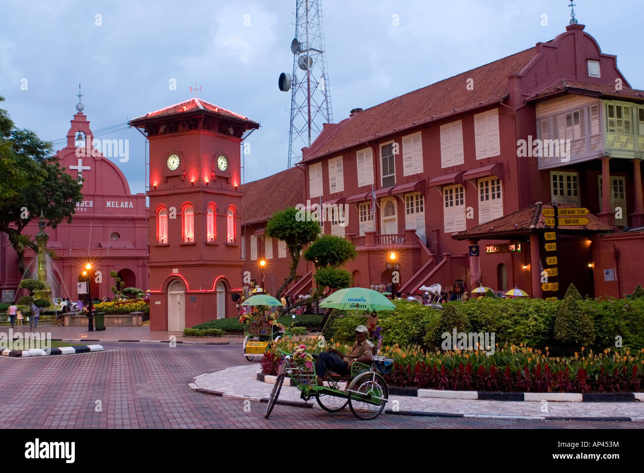 La storica Stadthuys rosso nella città malese di Malacca. La vecchia residenza olandese è illuminata di notte. Foto Stock