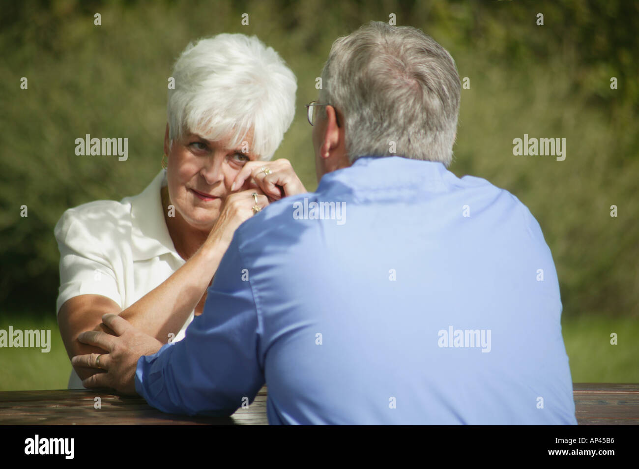 Uomo Donna confortante Foto Stock