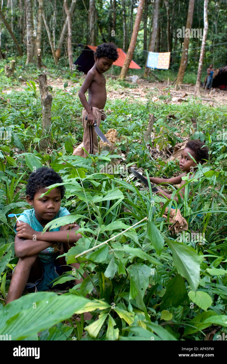 Bambini da orang asli tribe gioco nella undregrowth del Taman Negara National Park. Foto Stock
