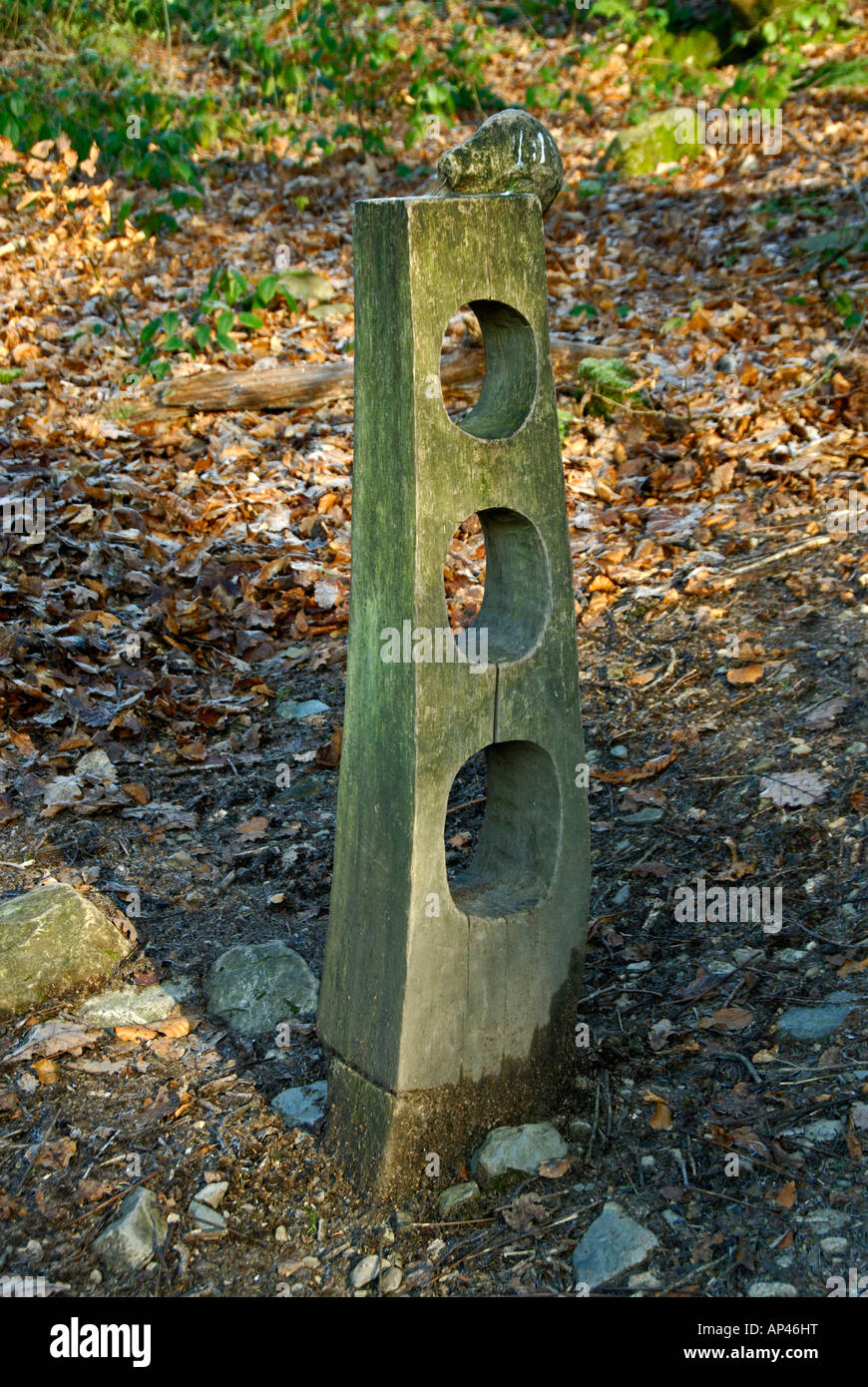 'Mole e tre fori". Marker esterni post-scultura. Grizedale Forest Park, Parco Nazionale del Distretto dei Laghi, Cumbria, Inghilterra. Foto Stock