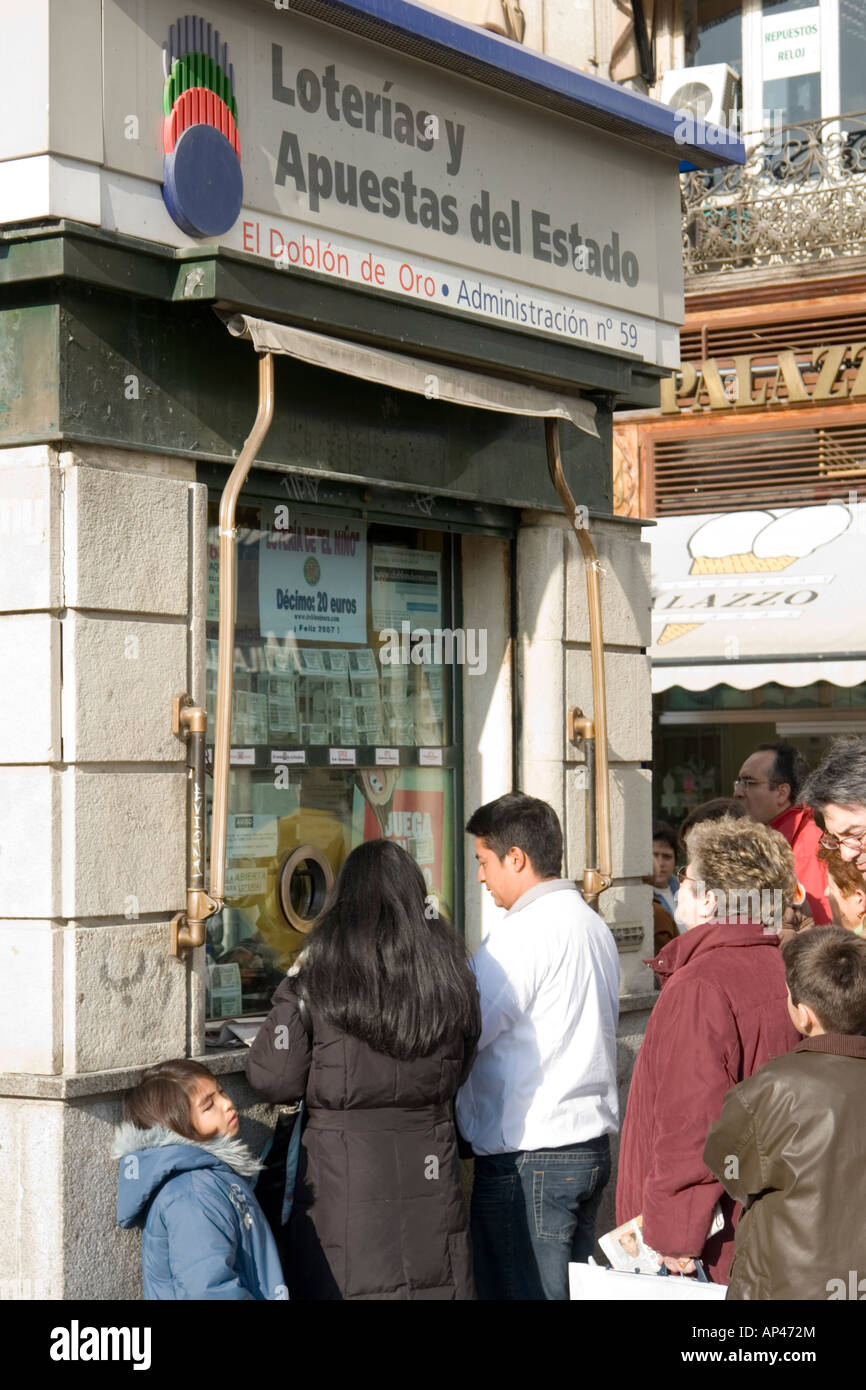 La gente di Madrid in fila per i biglietti di lottery (Spagna). Madrilènes faisant la coda pour des billette de loterie (Espagne). Foto Stock