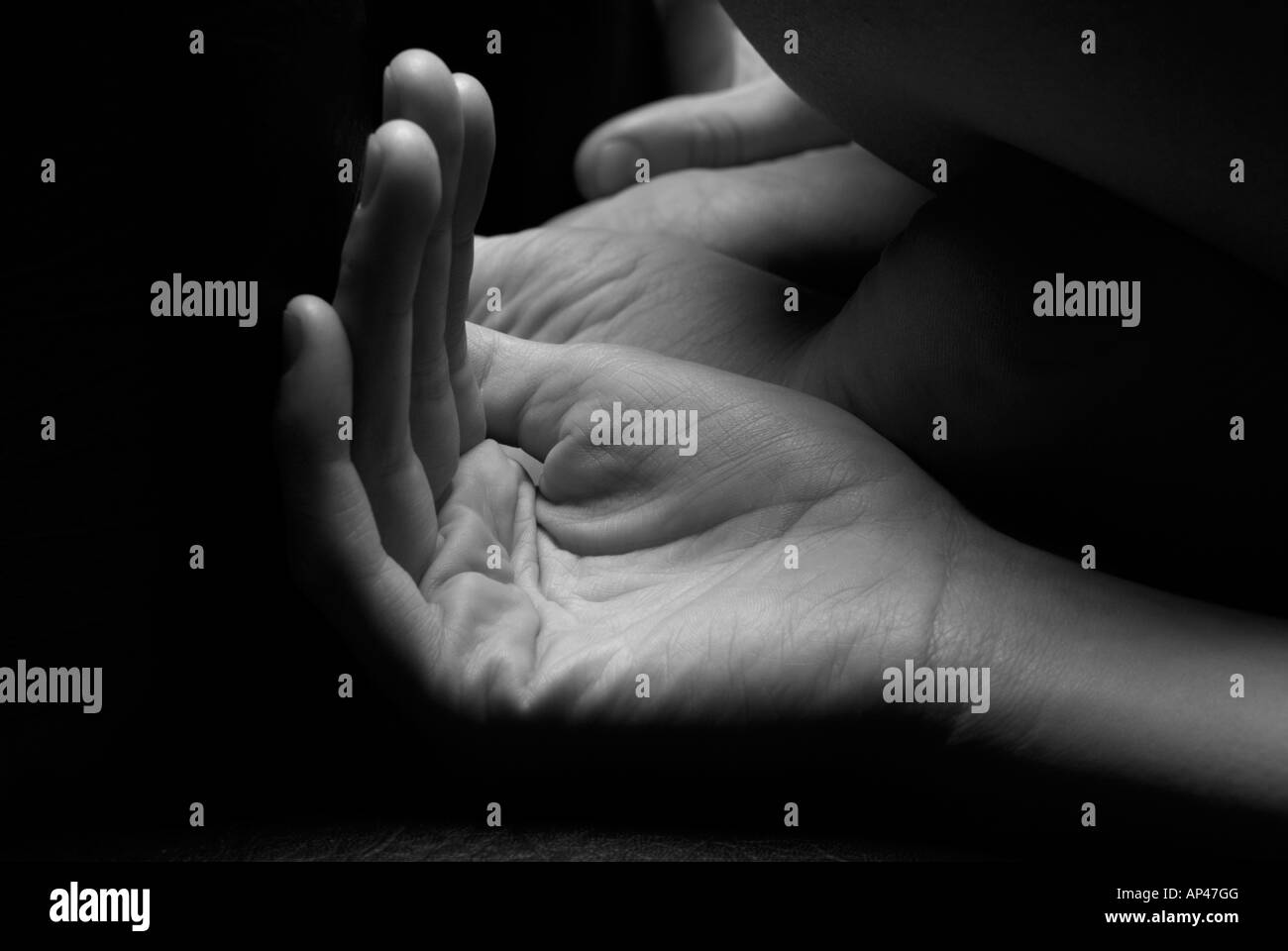 Immagine artistica di modelli le mani contro uno sfondo scuro Foto Stock