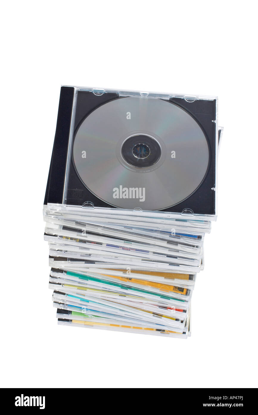 Pila di cd e dvd su uno sfondo bianco Foto Stock