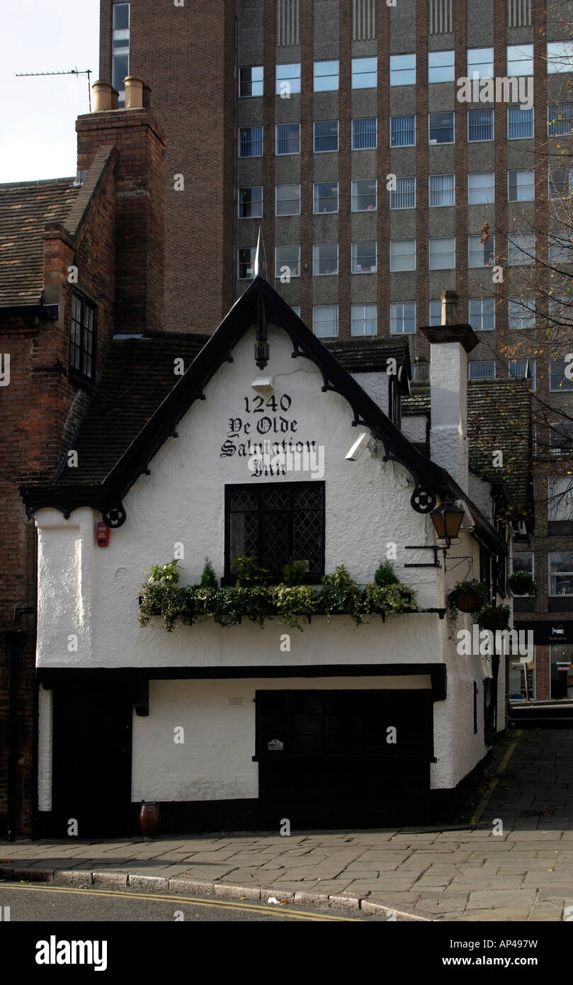 Ye Olde Salutaion, AKA il saluto a tutti gli uomini, alias "La Sal" Public House in Nottingham City. Fotografato dall'autostrada pubblica il Salutation Inn, noto come 'Sal'. Originariamente un tanner's workshop, un vecchio pub che si chiama "l'Arcangelo Gabriele saluta la Vergine Maria" (quindi la formula di saluto) occupato questo posto fino a quando dai fanatici religiosi hanno chiesto il pub essere rinominato "oldier e il cittadino". Ye Olde Salutation Inn wasused per il reclutamento del personale durante la Prima Guerra Civile Inglese. Hounds gate, Nottingham City, Foto Stock