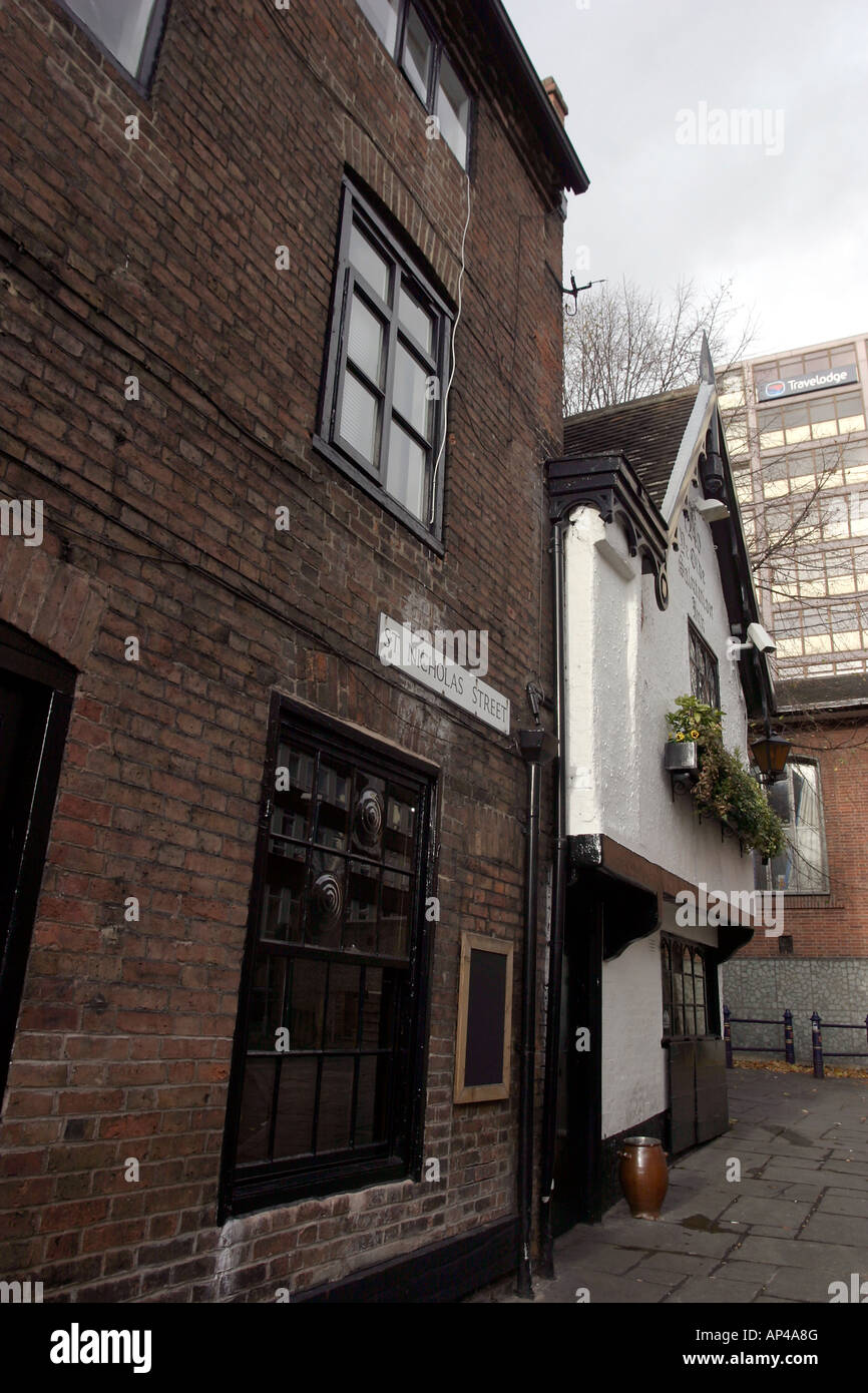 Ye Olde Salutaion, AKA il saluto a tutti gli uomini, alias "La Sal" Public House in Nottingham City. Fotografato dall'autostrada pubblica il Salutation Inn, noto come 'Sal'. Originariamente un tanner's workshop, un vecchio pub che si chiama "l'Arcangelo Gabriele saluta la Vergine Maria" (quindi la formula di saluto) occupato questo posto fino a quando dai fanatici religiosi hanno chiesto il pub essere rinominato "oldier e il cittadino". Ye Olde Salutation Inn wasused per il reclutamento del personale durante la Prima Guerra Civile Inglese. Hounds gate, Nottingham City, Regno Unito Foto Stock