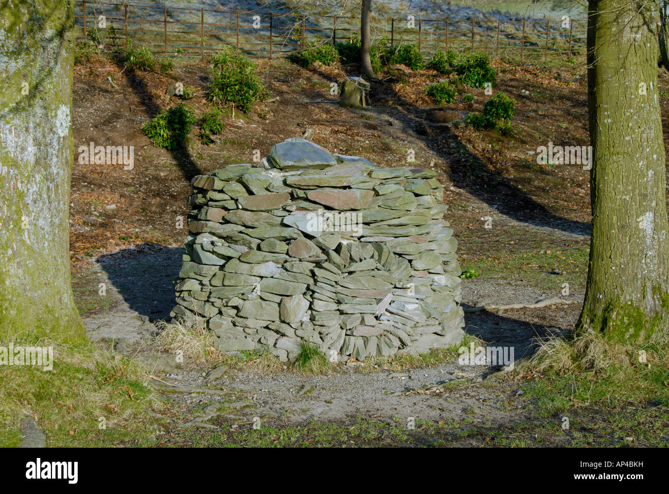 "Forno del Pane". Scultura all'aperto da Terry Storry, 2003. Grizedale Forest Park, Parco Nazionale del Distretto dei Laghi, Cumbria, Inghilterra. Foto Stock