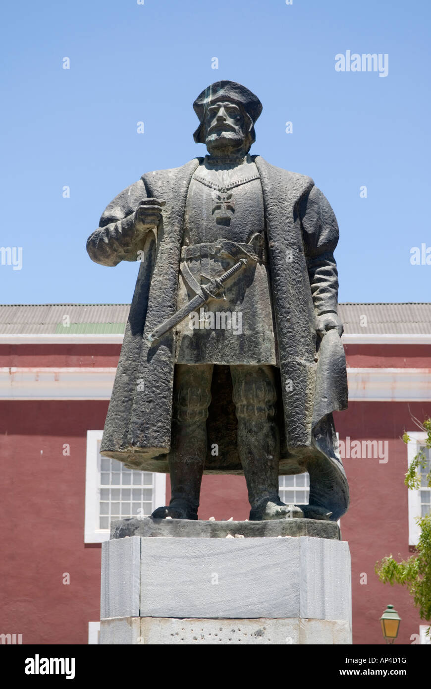 Statua dell'esploratore portoghese Vasco de Gama di fronte alla chiesa  parrocchiale di Sines. Alentejo, Portogallo Foto stock - Alamy