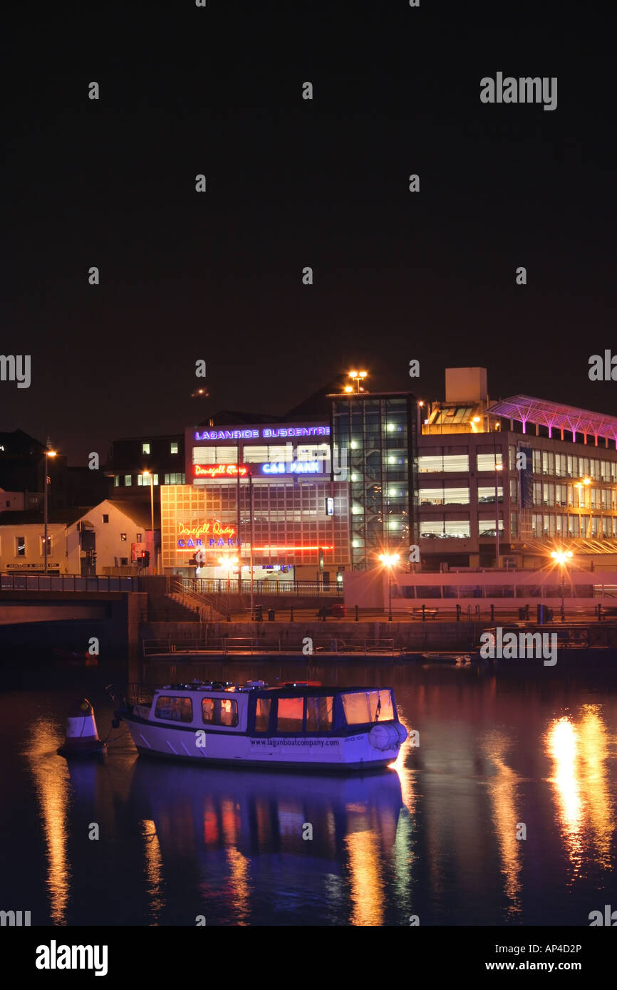 Piccola barca ormeggiata sul fiume Lagan a Donegall Quay a Belfast, Irlanda del Nord Foto Stock