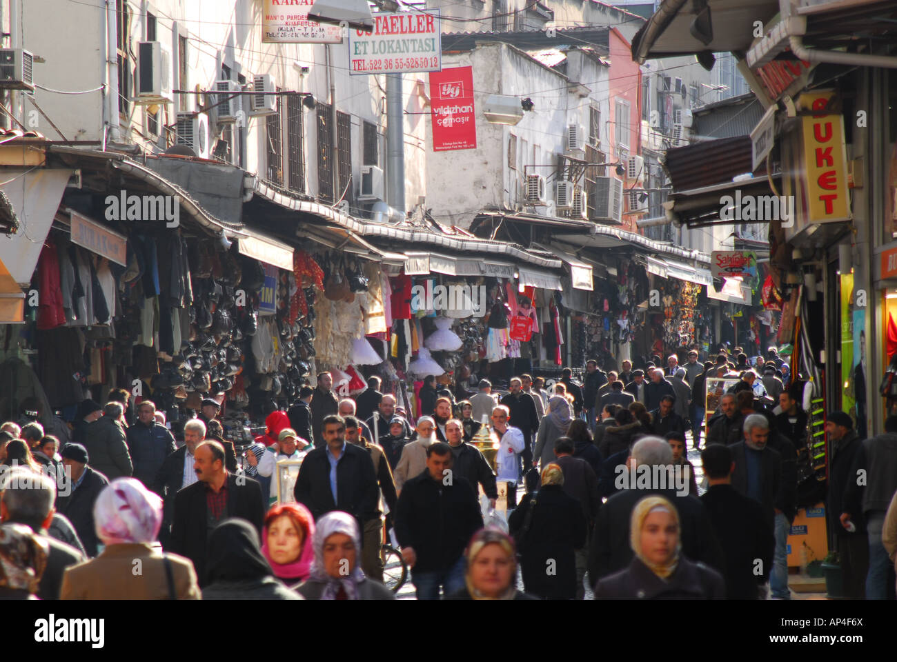 ISTANBUL. Una trafficata via dello shopping in Cagaloglu vicino al Grand Bazaar (Kapali Carsi). 2007. Foto Stock