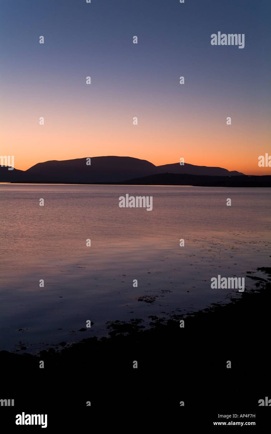 Dh tramonto flusso SCAPA ORKNEY colline di Hoy viola rosa blu arancione tramonto Foto Stock