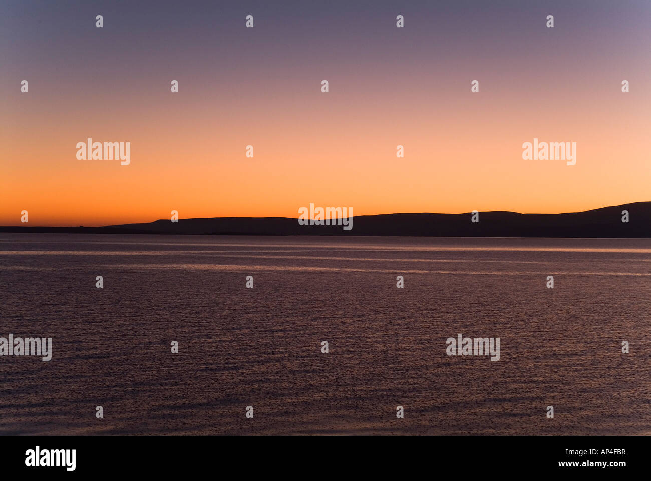 dh Sunset SCAPA FLUSSO ORCADI Isole di Hoy viola blu arancio tramonto tranquillo mare calmo cielo mare acqua pacifica Foto Stock