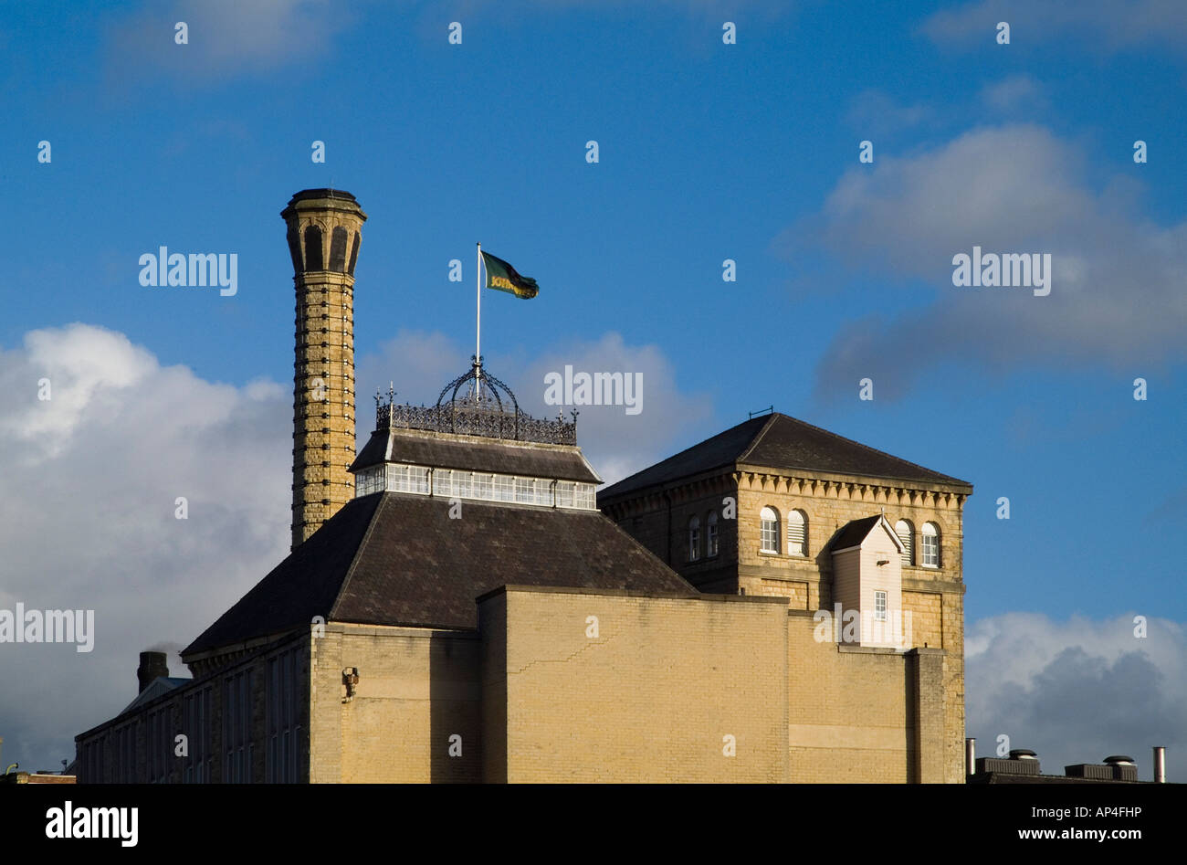 Dh John Smith Brewery TADCASTER North Yorkshire John Smiths old brewery tetti di camino e bandiera Foto Stock