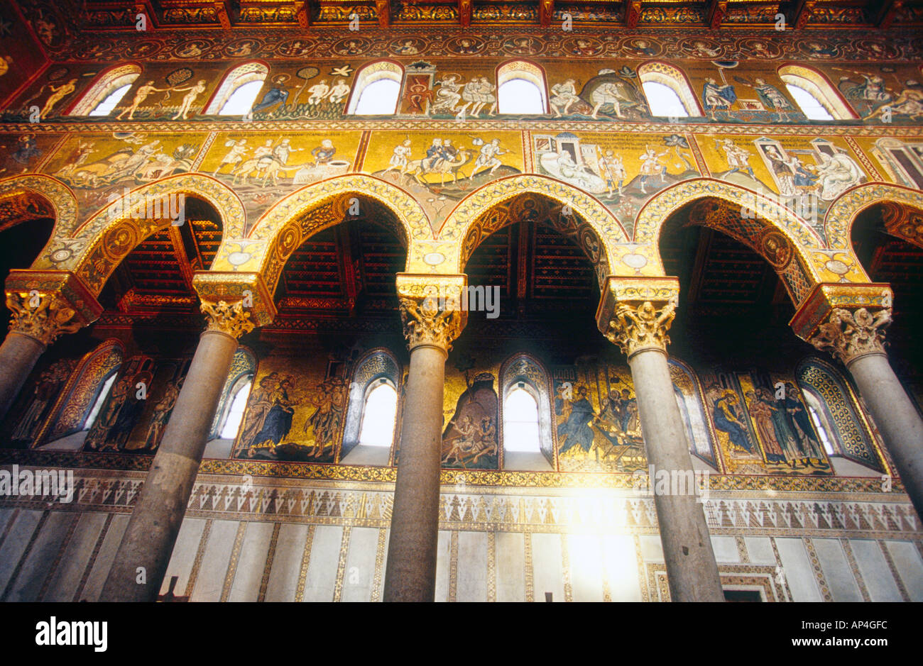 La navata centrale presso la Cattedrale di Monreale in Sicilia, è decorata da un mosaico di immagini del vecchio testamento Foto Stock