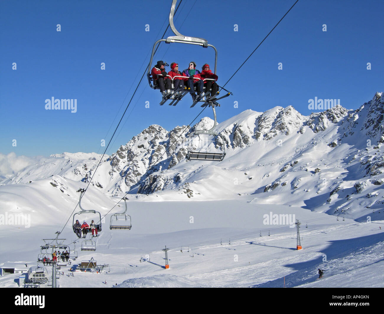 Gli sciatori sulla seggiovia da Lac de Vaux Verbier Foto Stock