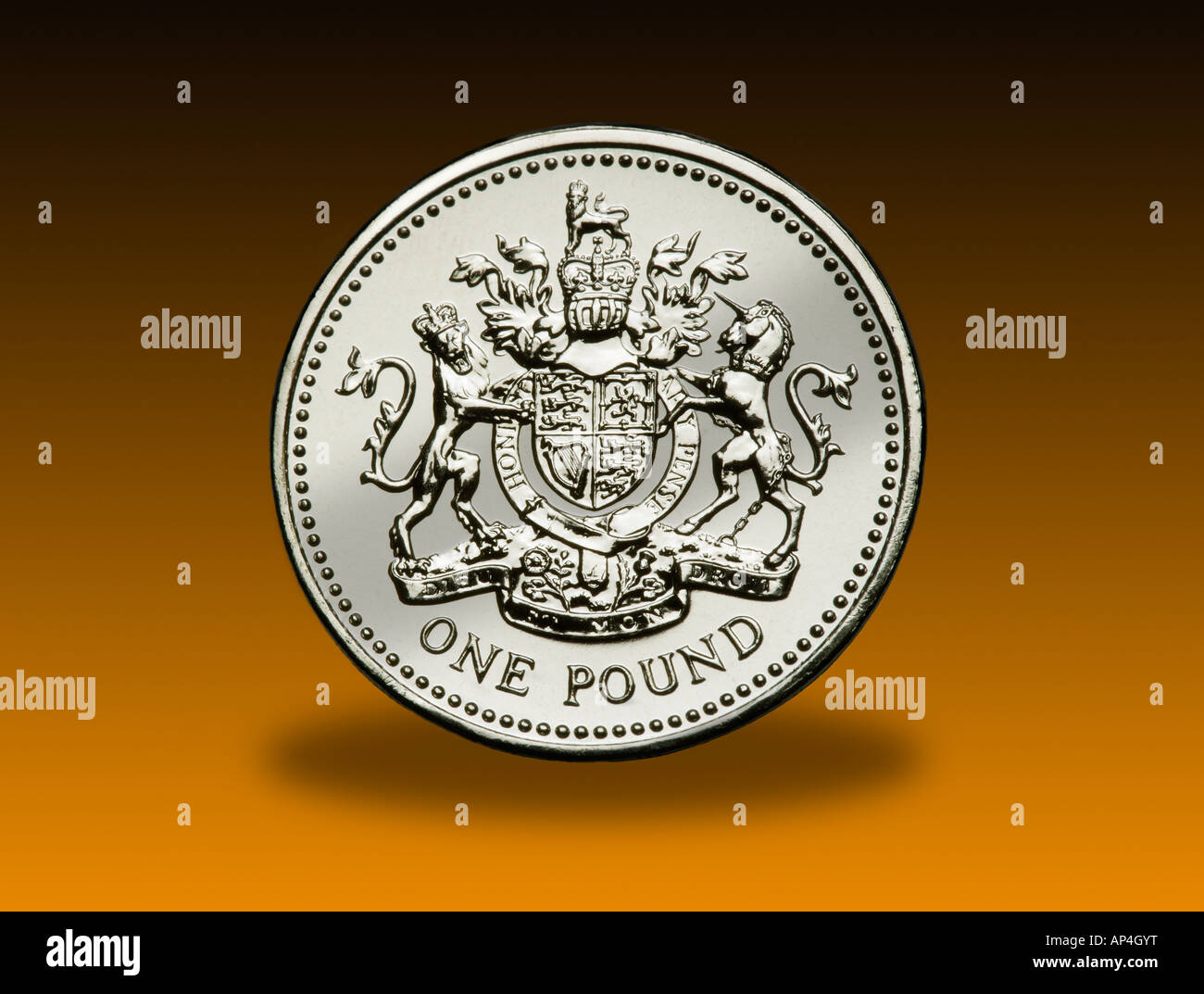 Pound moneta sul nero a giallo sfondo miscelati Foto Stock