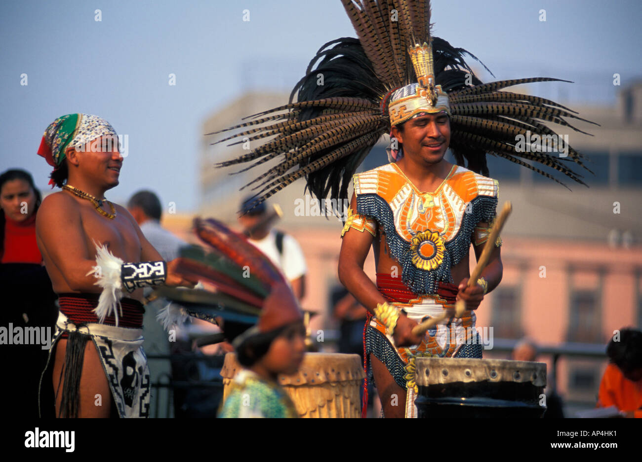 Messico, Città del Messico, Zocalo, balli tradizionali con i tamburi. Foto Stock