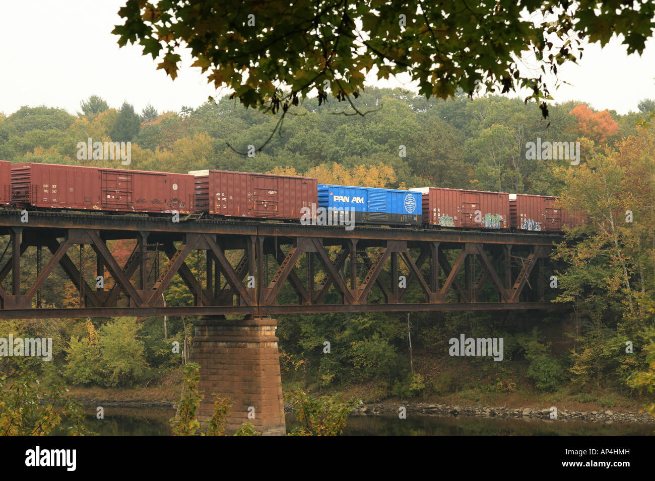 Pan Am il trasporto ferroviario di merci in treno essendo commutata a est del cortile di Deerfield Massachusetts USA Foto Stock