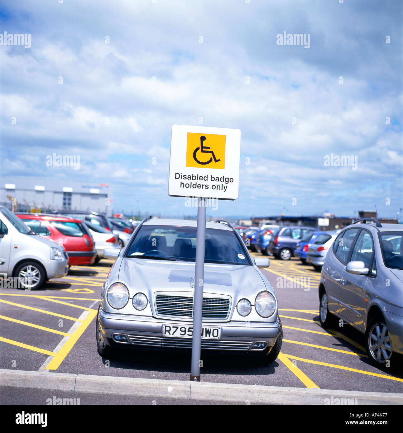 Parcheggio Disabili segno all'Aeroporto Internazionale di Cardiff Wales UK KATHY DEWITT Foto Stock
