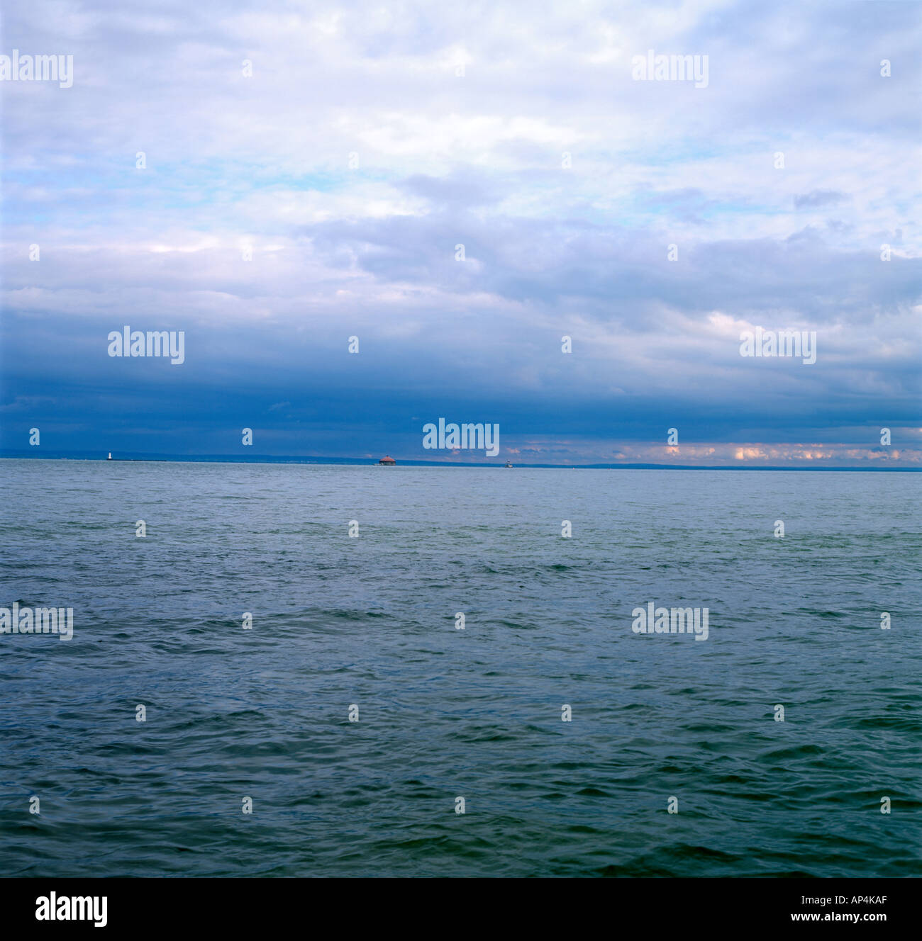Vista del lago Erie dove si congiunge con il fiume Niagara cercando in tutta l'acqua da Fort Erie alla American riva sud di Buffalo NY USA KATHY DEWITT Foto Stock