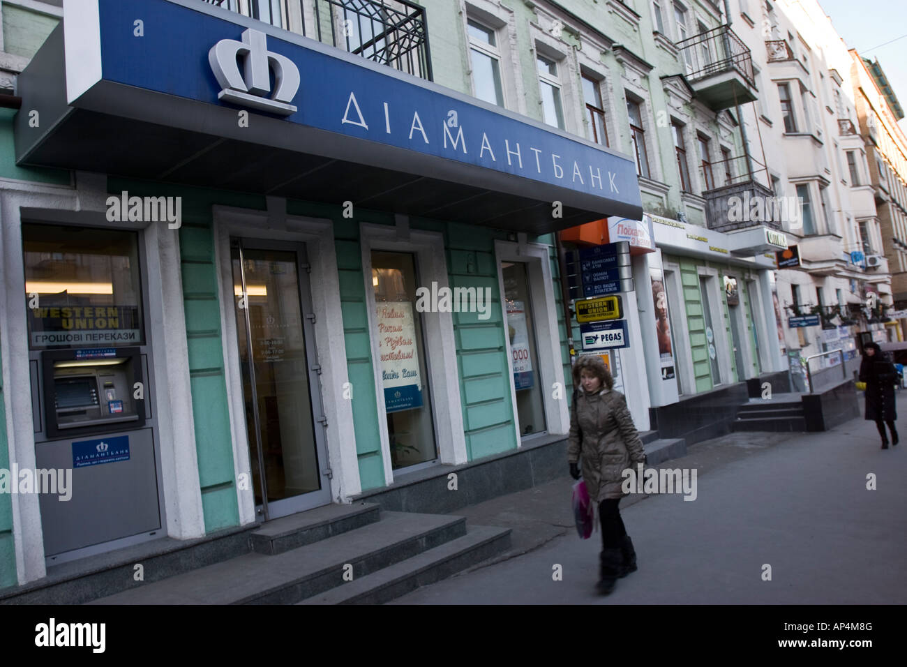 Un pedone passa passa un Diamant filiale di banca a Kiev, Ucraina Foto Stock