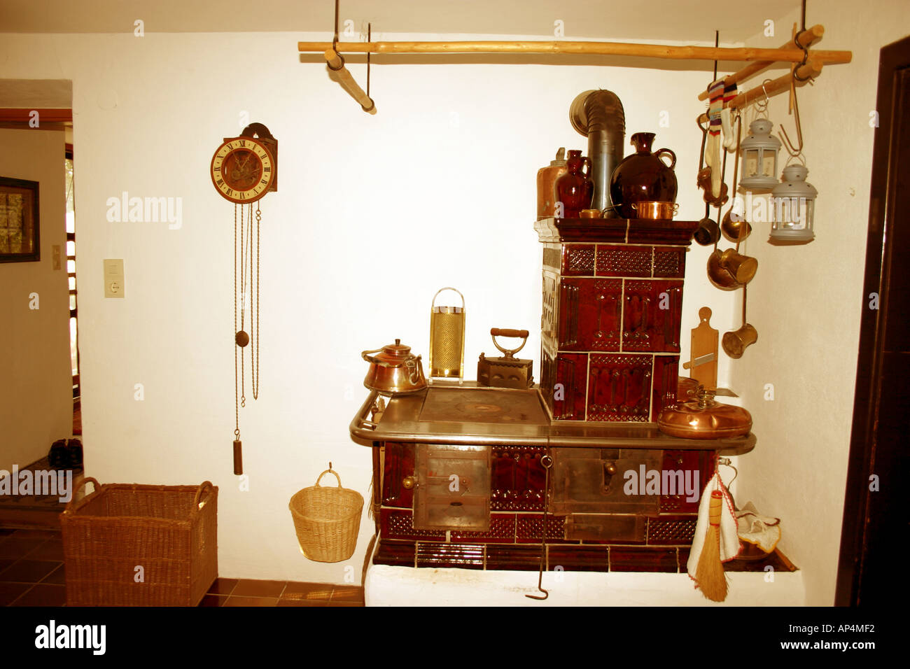 Paese bavarese cucina interni decorati con stufa oldfashioned Chiemgau Baviera Germania Foto Stock