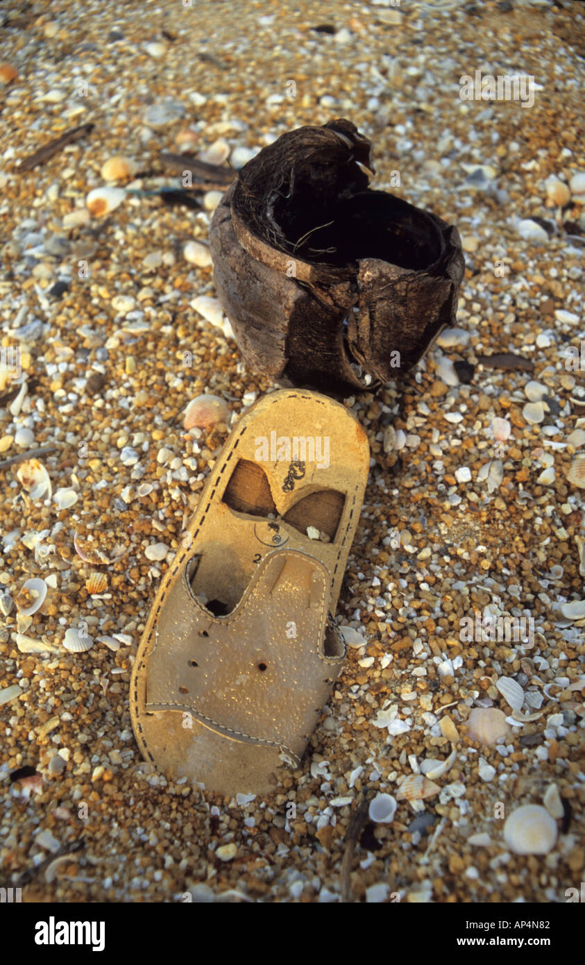 Sandalo e guscio di noce di cocco sulla spiaggia della Malaysia Foto Stock