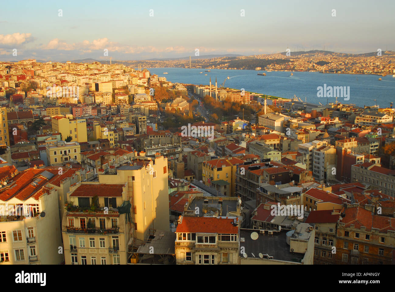 ISTANBUL. Una sera la vista dalla Torre di Galata su Beyoglu e oltre per il Bosforo e sponda asiatica. 2007. Foto Stock