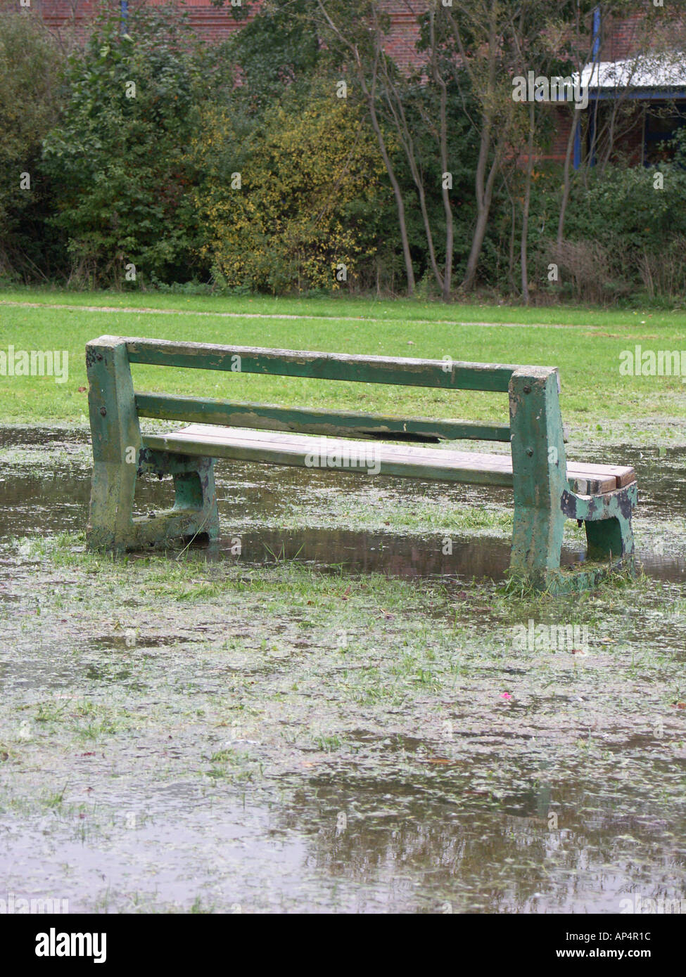 Una panchina nel parco parzialmente sommerse da inondazioni nel Regno Unito Foto Stock