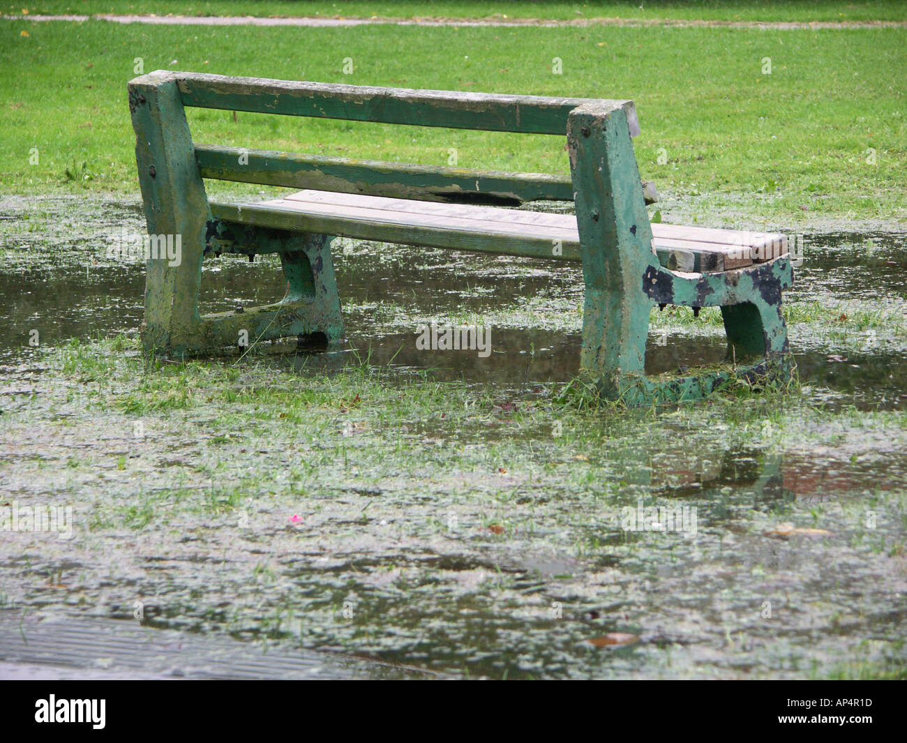 Una panchina nel parco parzialmente sommerse da inondazioni nel Regno Unito Foto Stock