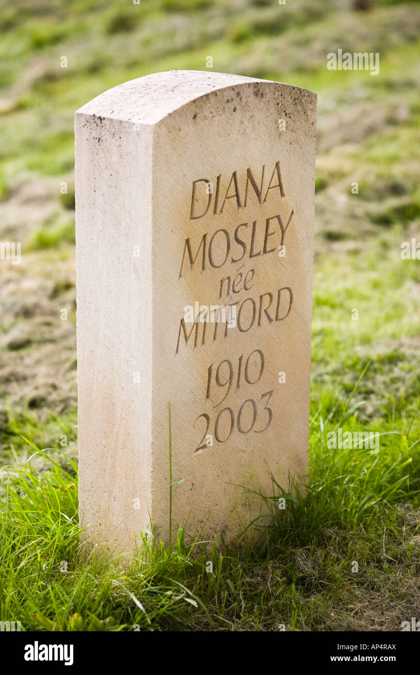 La pietra tombale di Diana Mosley (nato Mitford), moglie del fascista britannico Oswald Mosley, Chiesa di Santa Maria Vergine a Swinbrook Foto Stock