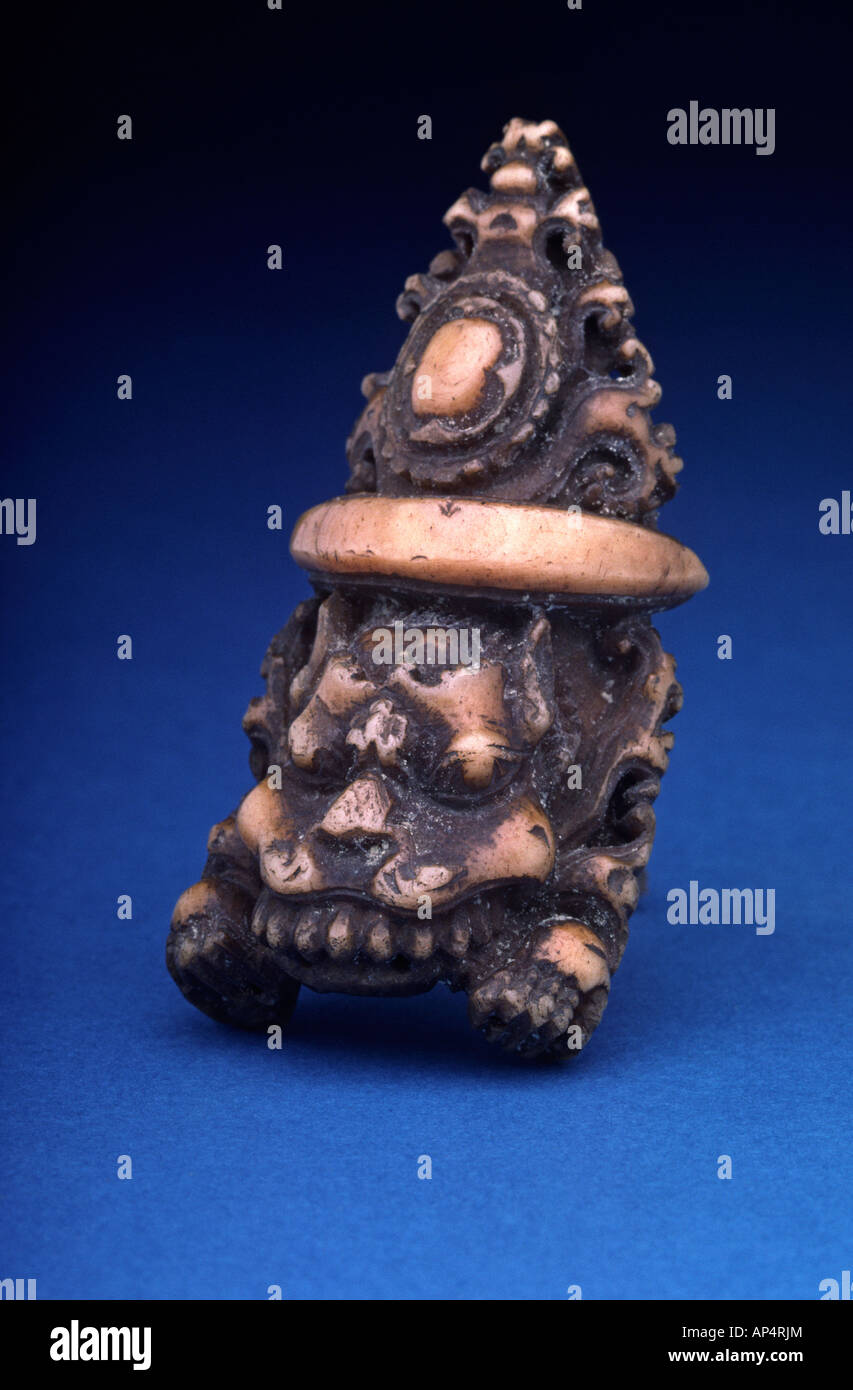 Antique osso umano intaglio di una ZIPATU o Buddista Tibetana gaurdian Foto Stock Antique osso umano intaglio di una ZIPATU o Buddista Tibetana gaurdian Foto Stock