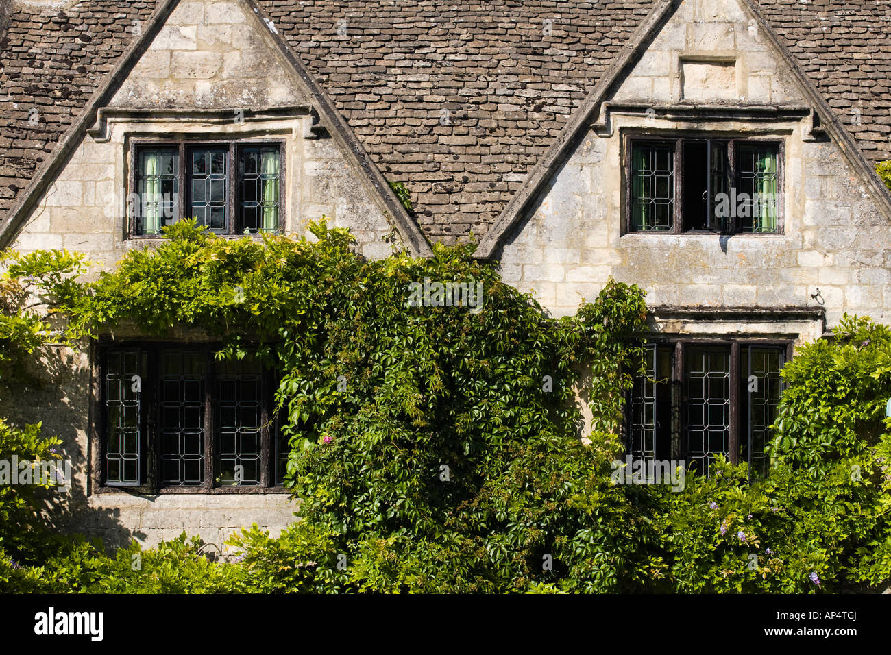 Profilo di una capanna Cotswold costruzione in pietra con finestre in vetro piombato e colonnine in pietra, burford, Oxfordshire, Regno Unito Foto Stock