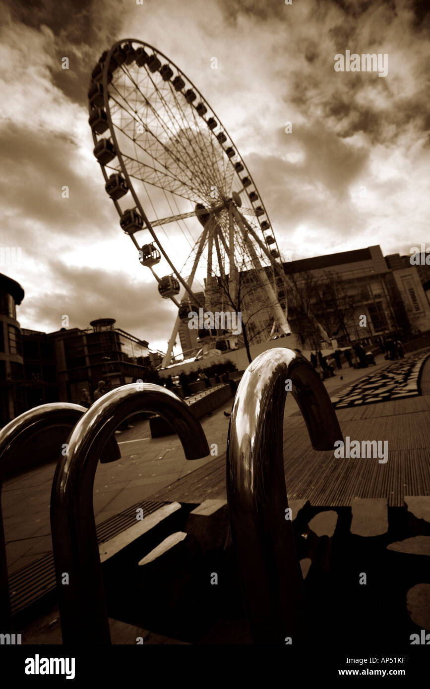 Ruota panoramica Ferris e Scultura in Picadilly Square Central Manchester REGNO UNITO, dai toni seppia Foto Stock