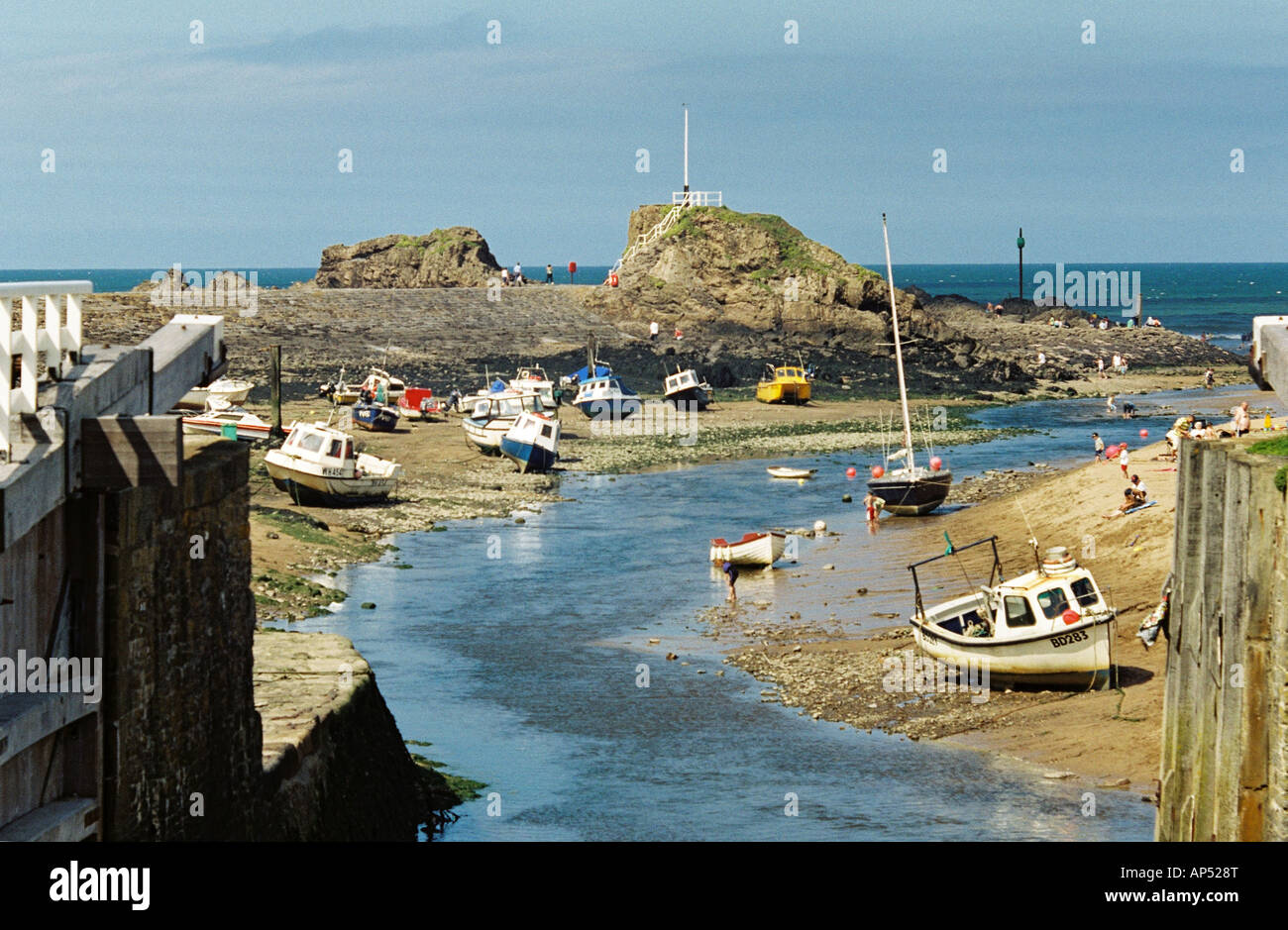 Piccole imbarcazioni a bassa marea, Bude Harbour Foto Stock