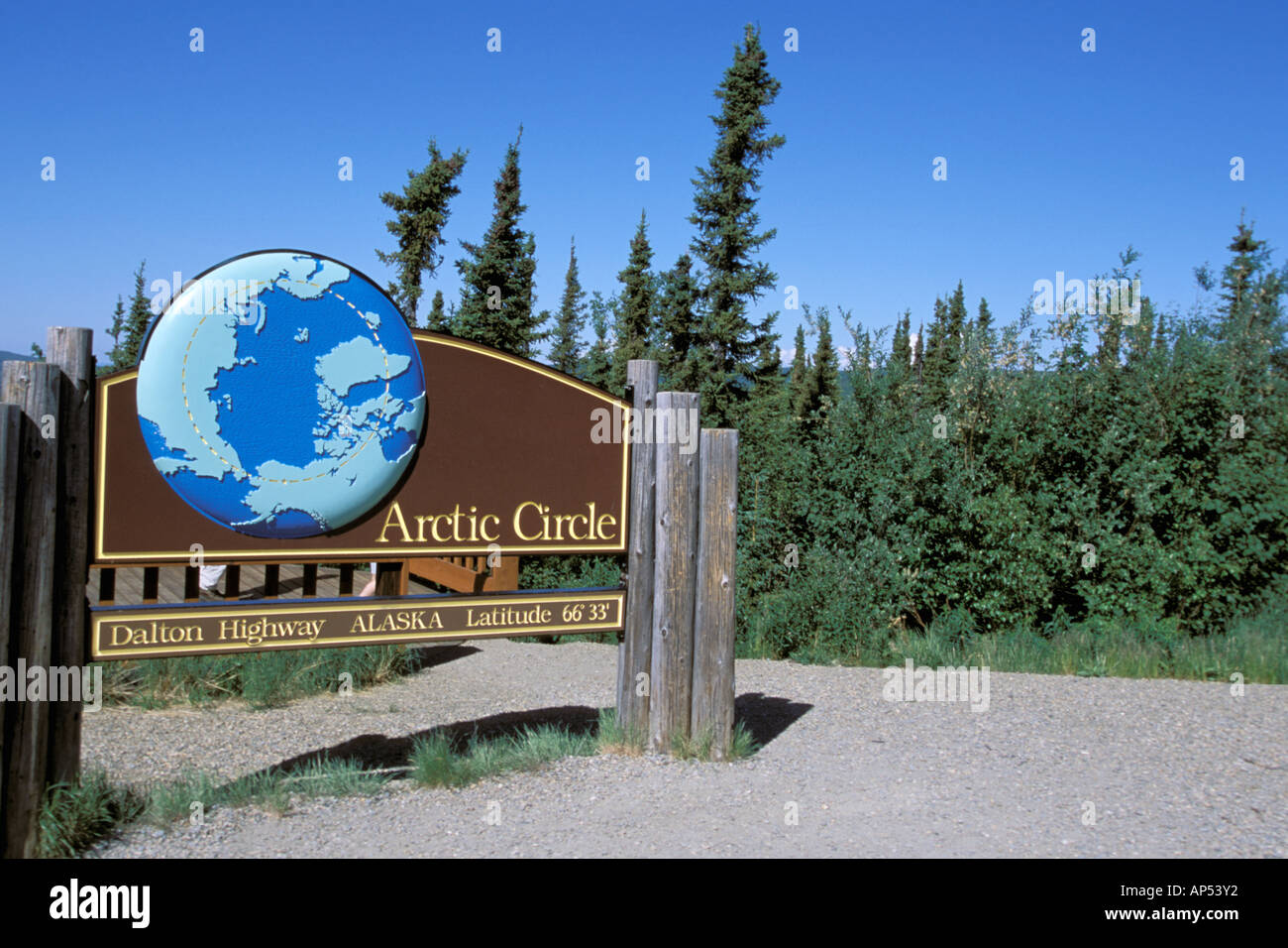 Nord America, USA, Alaska, il Circolo Polare Artico. Un segno segna il circolo  polare artico in James Dalton autostrada Foto stock - Alamy