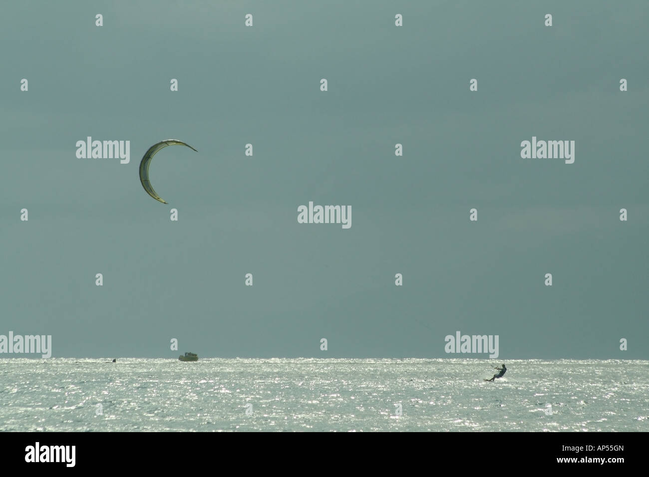 Kite Surfer sull isola Utila, Honduras Foto Stock