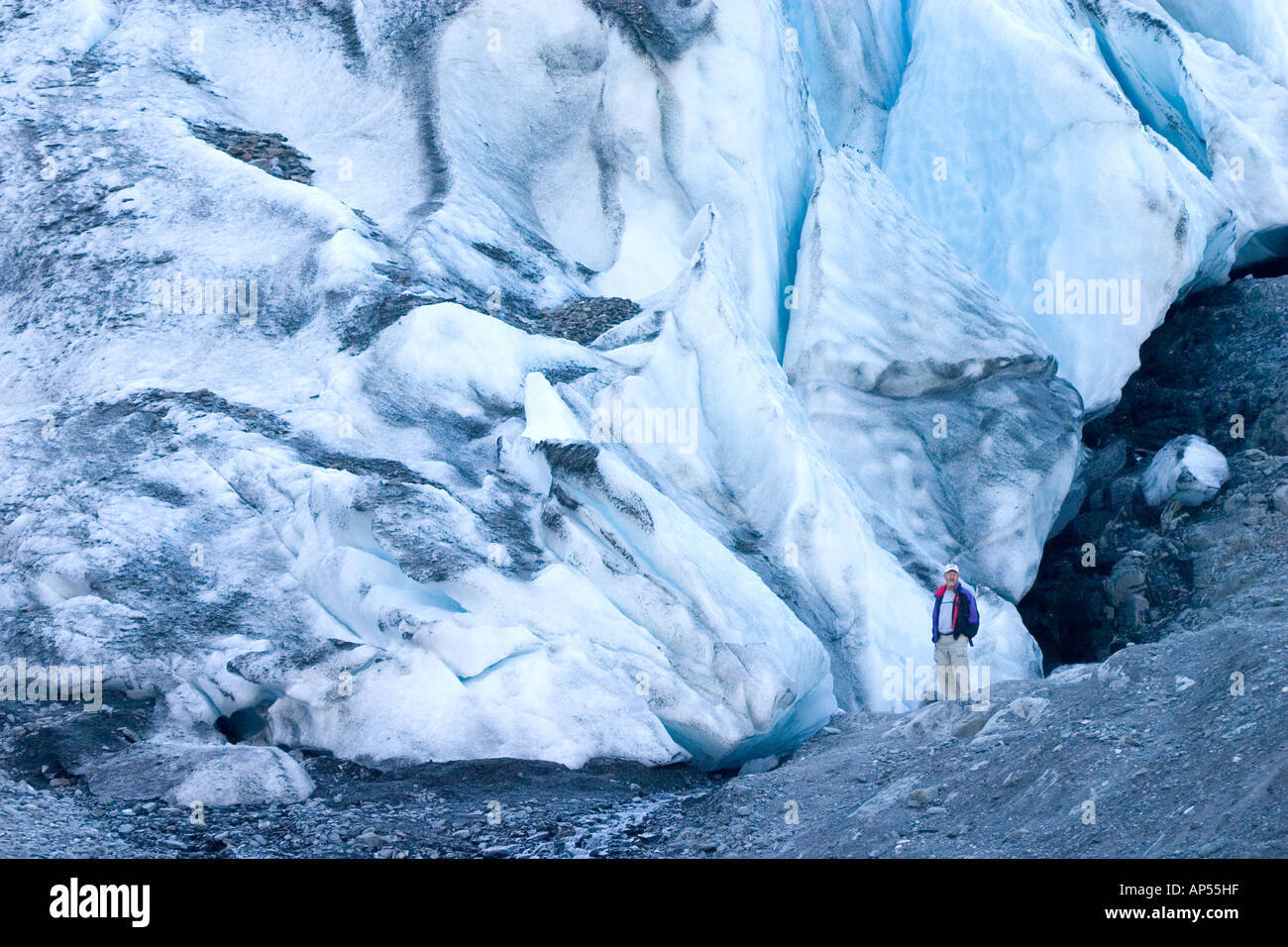 Nord America, USA, Alaska. Un primo piano del ghiacciaio Worthington con un turista per mostrare le dimensioni di scala. Foto Stock