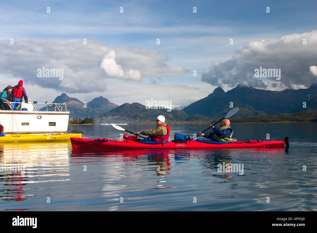 Nord America, USA, Alaska. I turisti verso il basso il caricamento in kayak da mare per barca in e intorno al ghiacciaio Columbia. Foto Stock